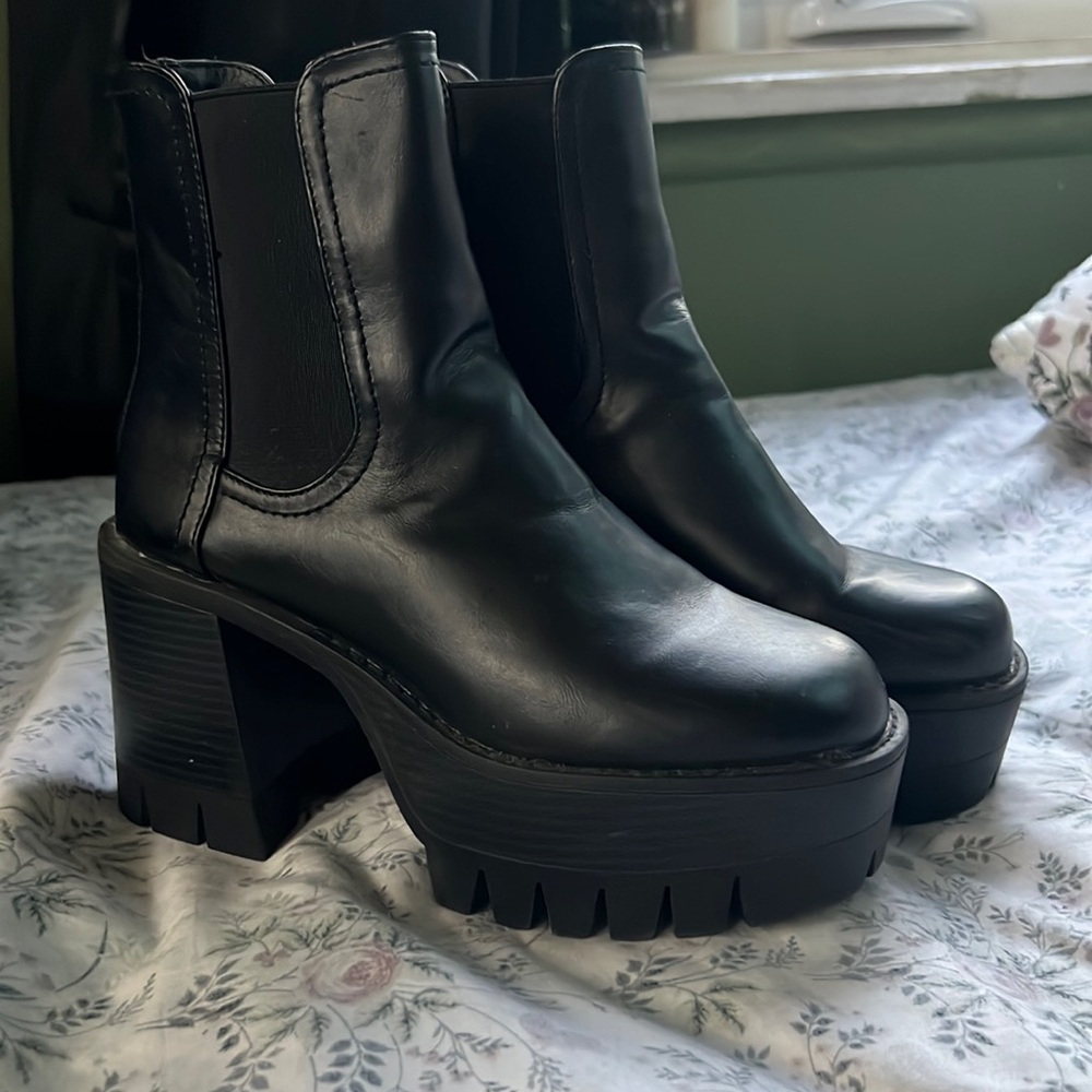 Madden Girl Gotcha Mega-Lug Platform Chelsea
Booties